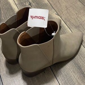 Short nude pointed boots